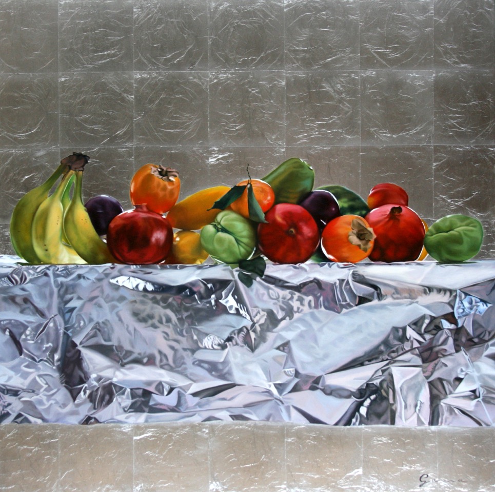 Fruits et drapé métal, Huile et feuille d'argent sur panneau, 36x36 po.